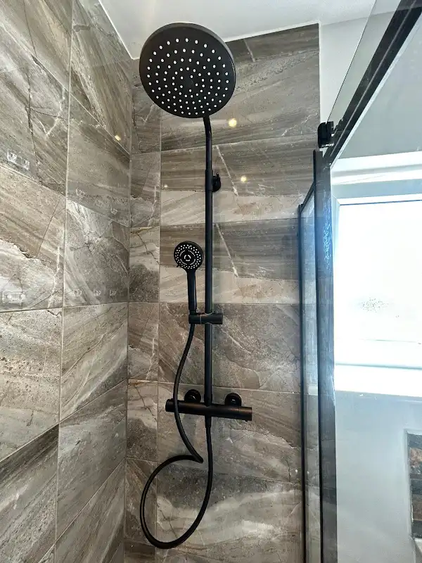 Black thermostatic shower with rainfall head and handset